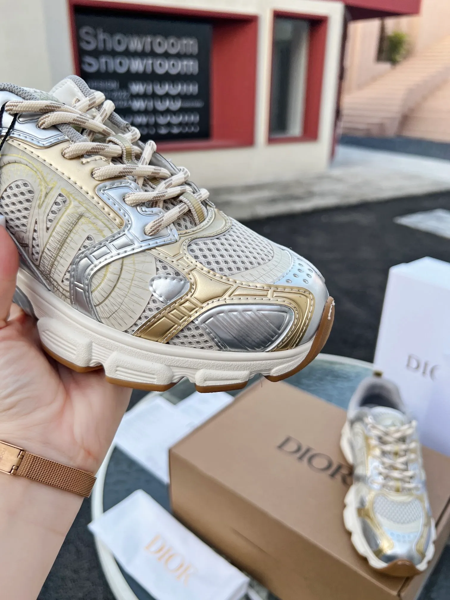👟👟Ex-factory price 600👟👟 High version couple model🍸 Dior Dior | 2024 ˢˢDilraba, many stars have the same style. L’s 2024 spring and summer new products. The latest popular Chrono series, thick-soled mesh color-blocking running shoes, dad shoes, casual sports shoes series〰 Original purchase, development and production👍🏻This Dior Chrono sneaker is made of white and black mesh fabric with leather effect panels. The CD logo on both sides, the star patch on the tongue and the Dior logo on the heel, many details highlight the style. The two-tone laces, lightweight sole and star embellishment allow for a casual look all year round, complementing a variety of casual or elegant pieces. ♺Upper: Original imported first-layer cowhide + mesh ♺Inner lining: Original customized breathable lining ♺Outsole: Original molded EVA super light and super soft outsole ♺Heel height: 4.5cm ♺Size: Female 35-41 Male 39-45 (Female 40.41 Male 45 customized)